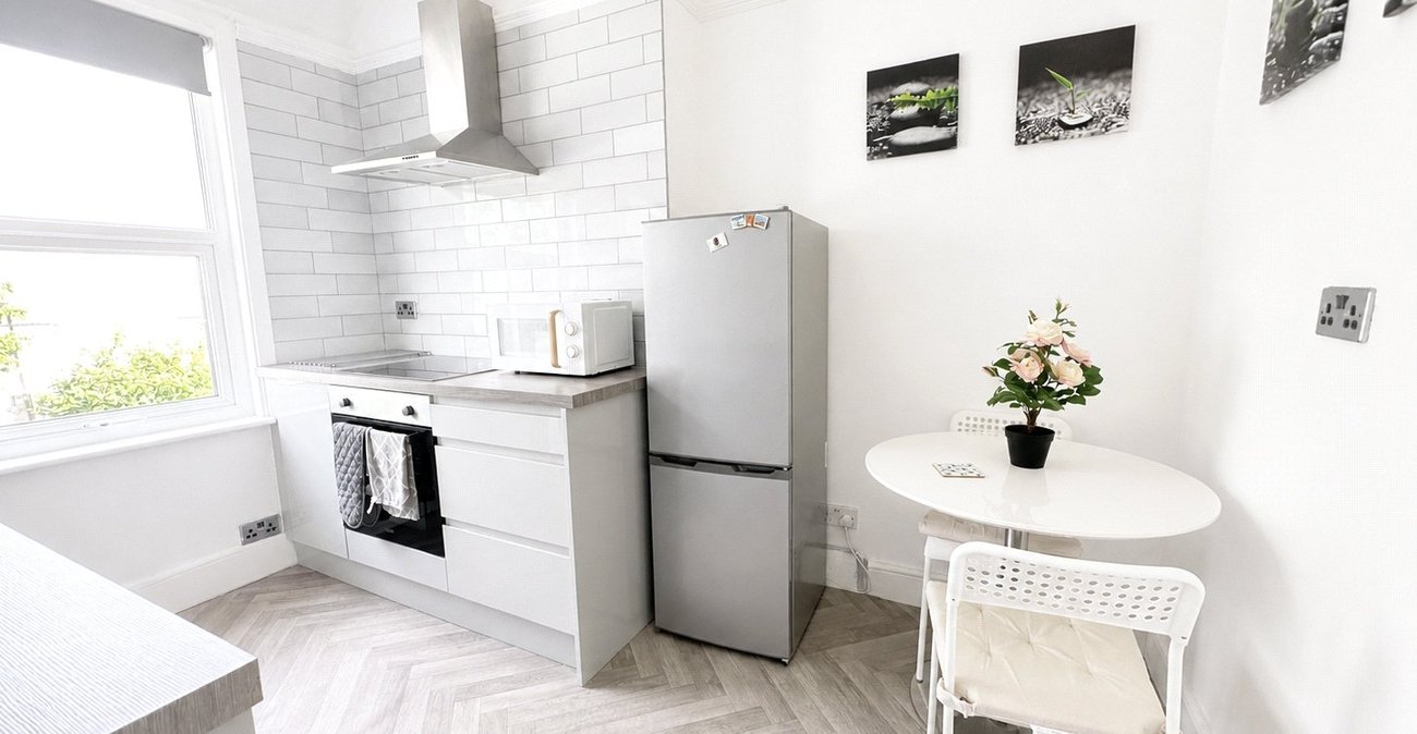 2 bedroom property for sale in London | Robinson Jackson