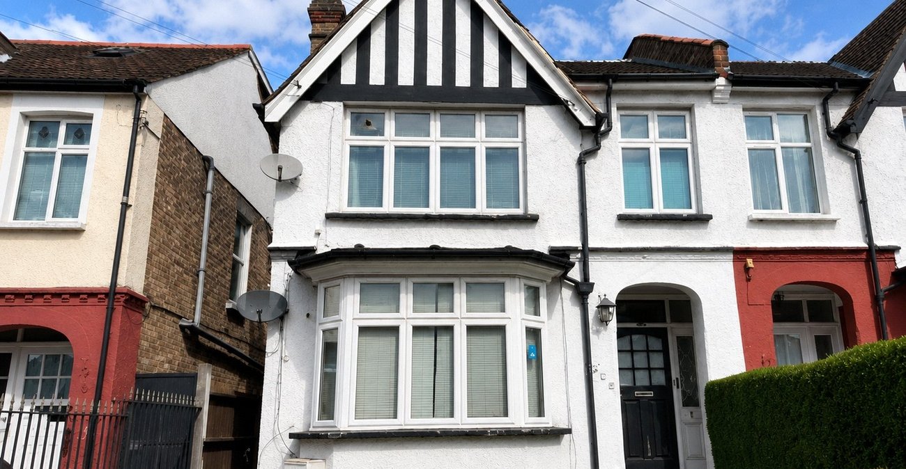 2 bedroom property for sale in London | Robinson Jackson