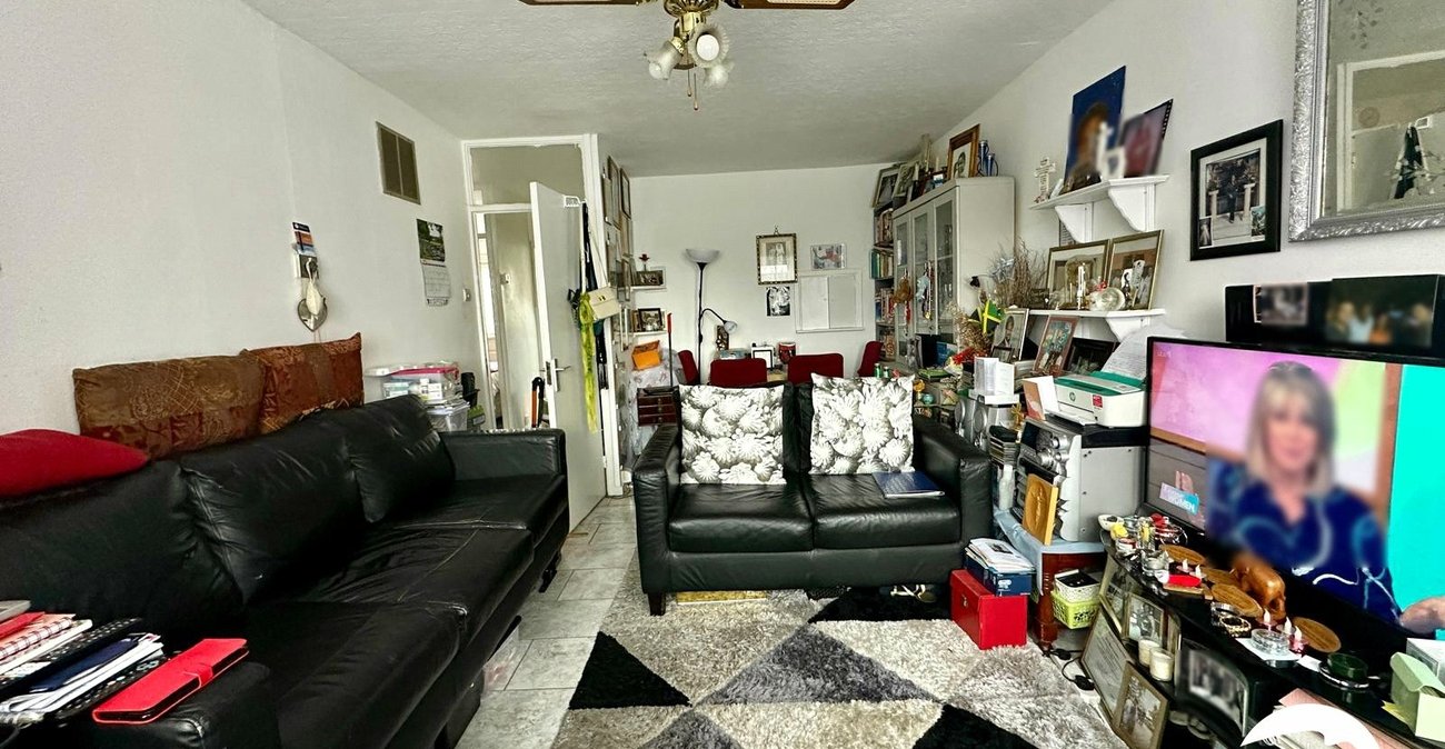 2 bedroom property for sale in London | Robinson Jackson