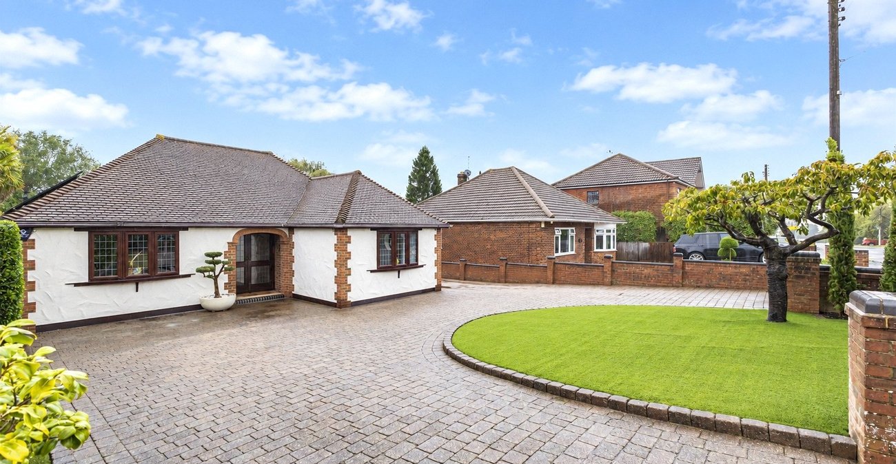 4 bedroom bungalow for sale in Rainham | Robinson Michael & Jackson