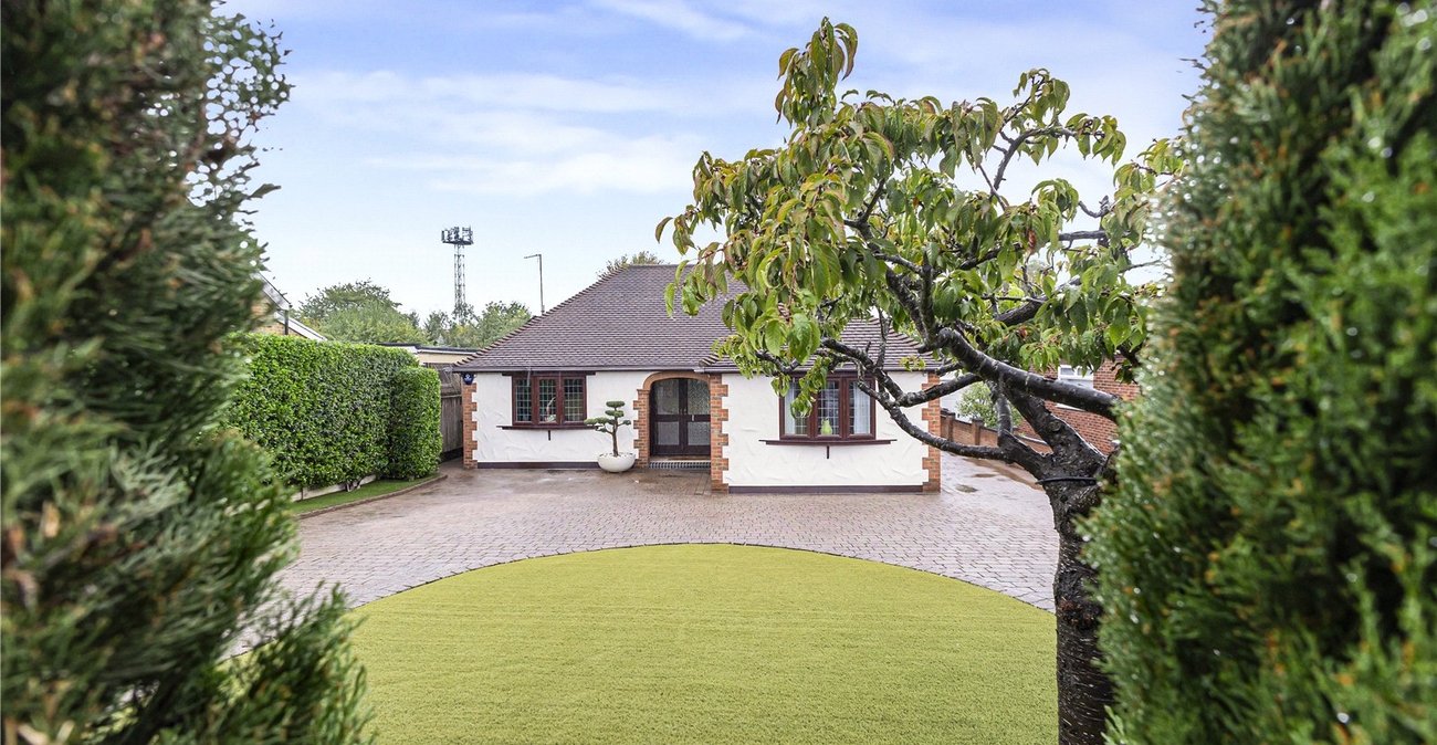 4 bedroom bungalow for sale in Rainham | Robinson Michael & Jackson