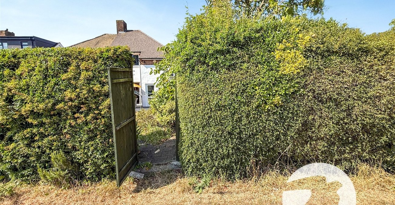 3 bedroom house for sale in London | Robinson Jackson