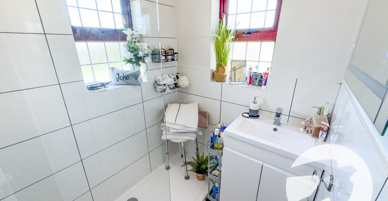 3 bedroom house for sale in London | Robinson Jackson