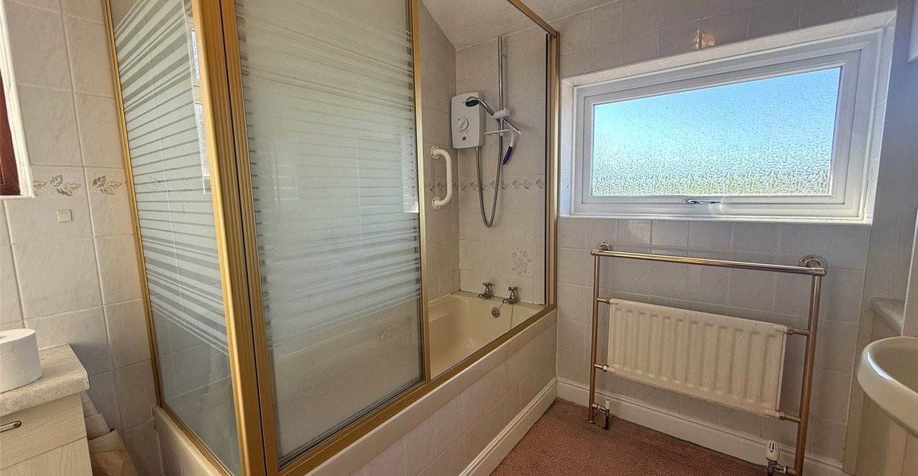 3 bedroom house for sale in Istead Rise | Robinson Michael & Jackson