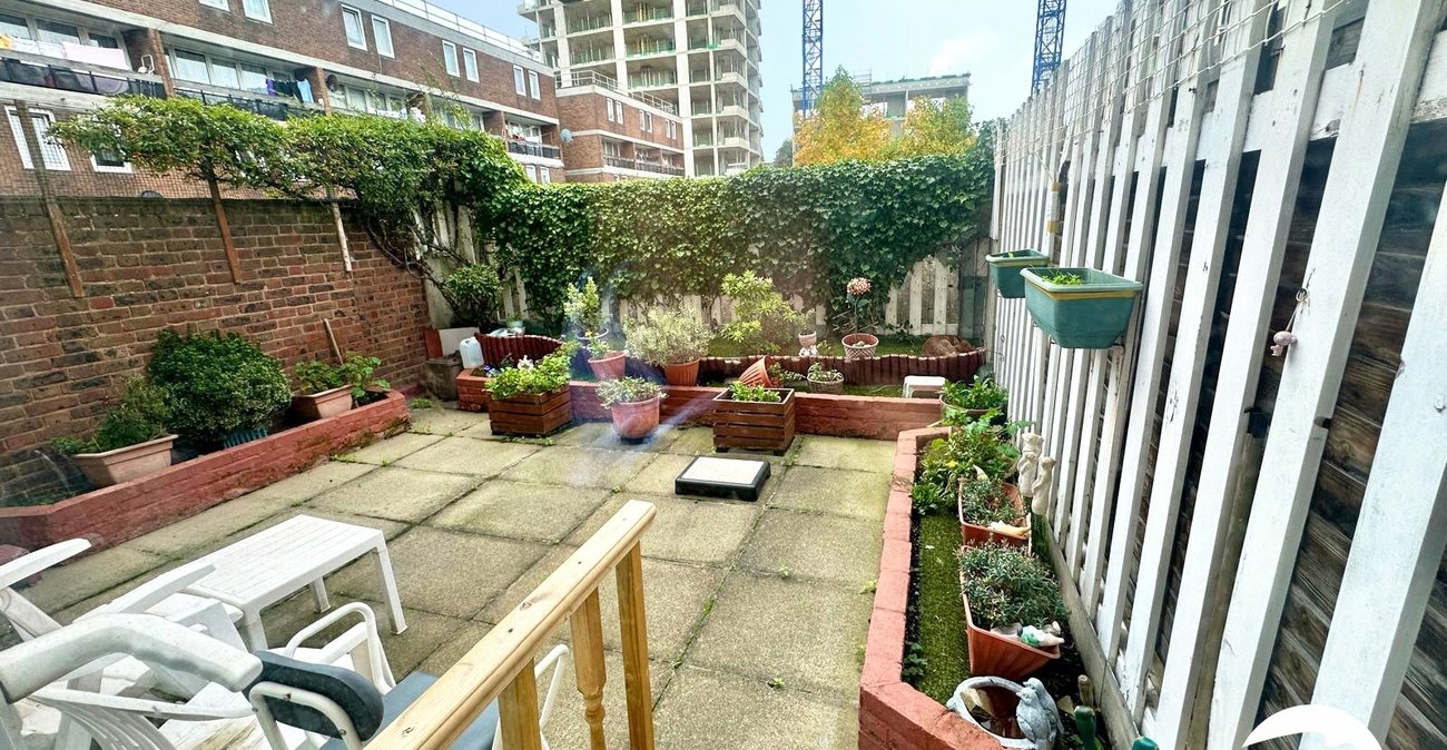 3 bedroom property for sale in London | Robinson Jackson