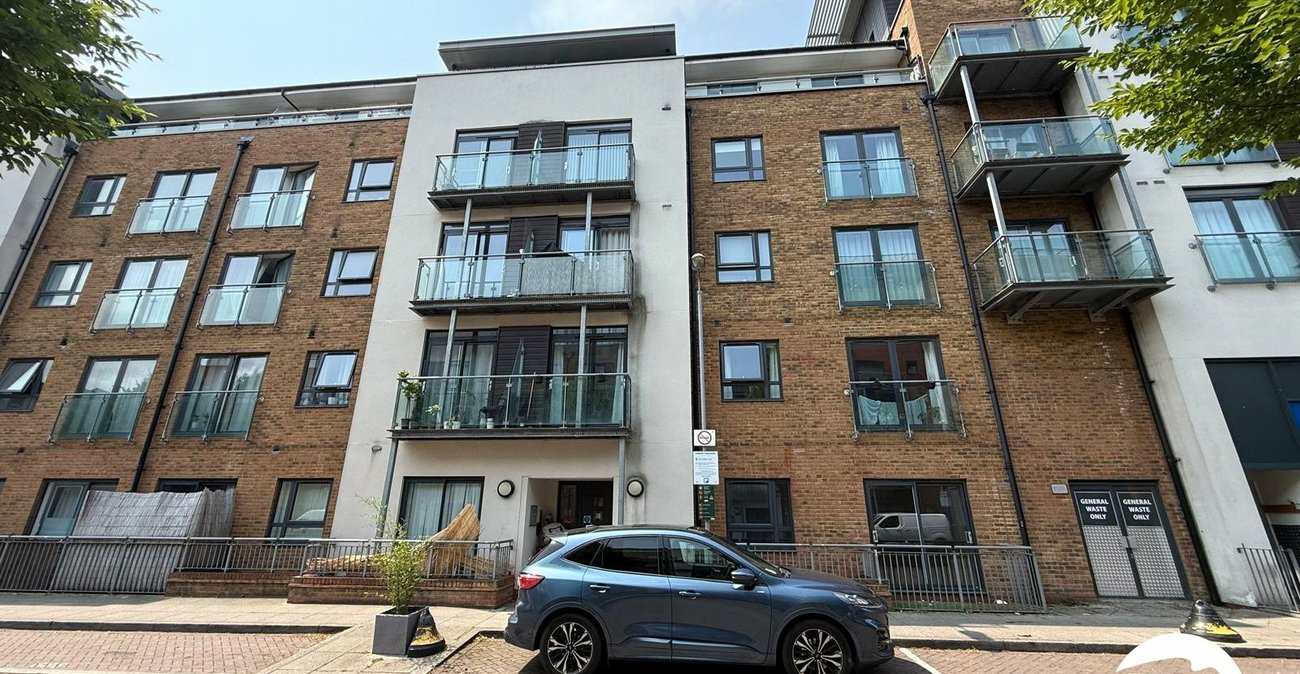 2 bedroom property for sale in London | Robinson Jackson