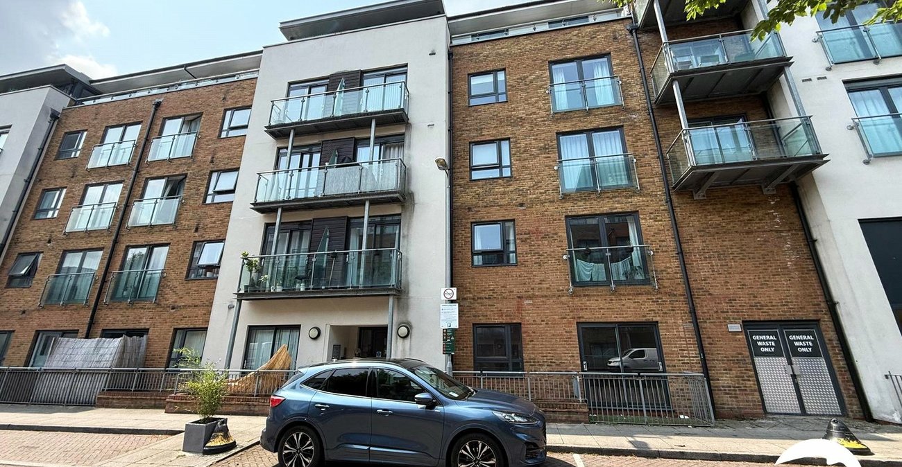 2 bedroom property for sale in London | Robinson Jackson