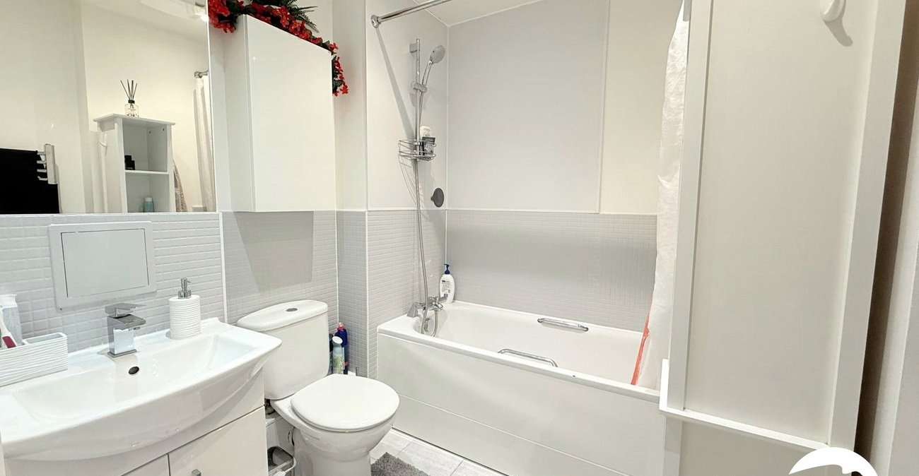 2 bedroom property for sale in London | Robinson Jackson