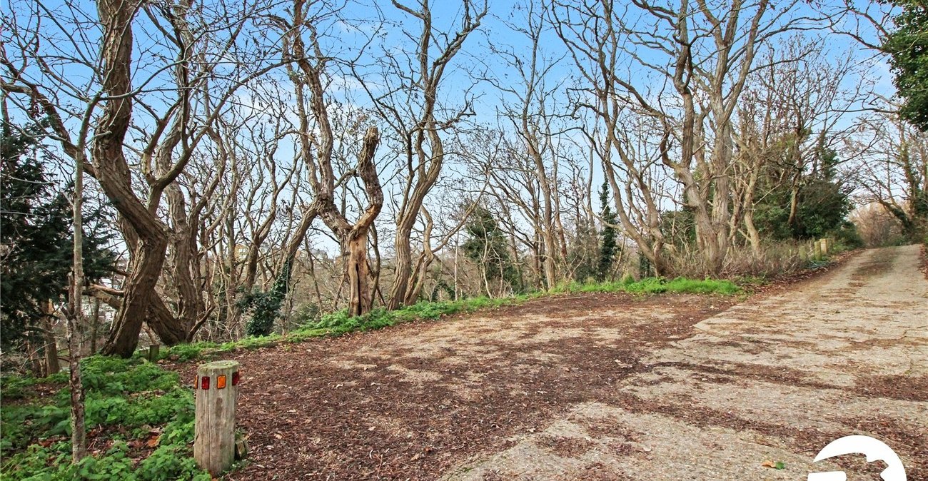 5 bedroom house for sale in Plumstead Common | Robinson Jackson