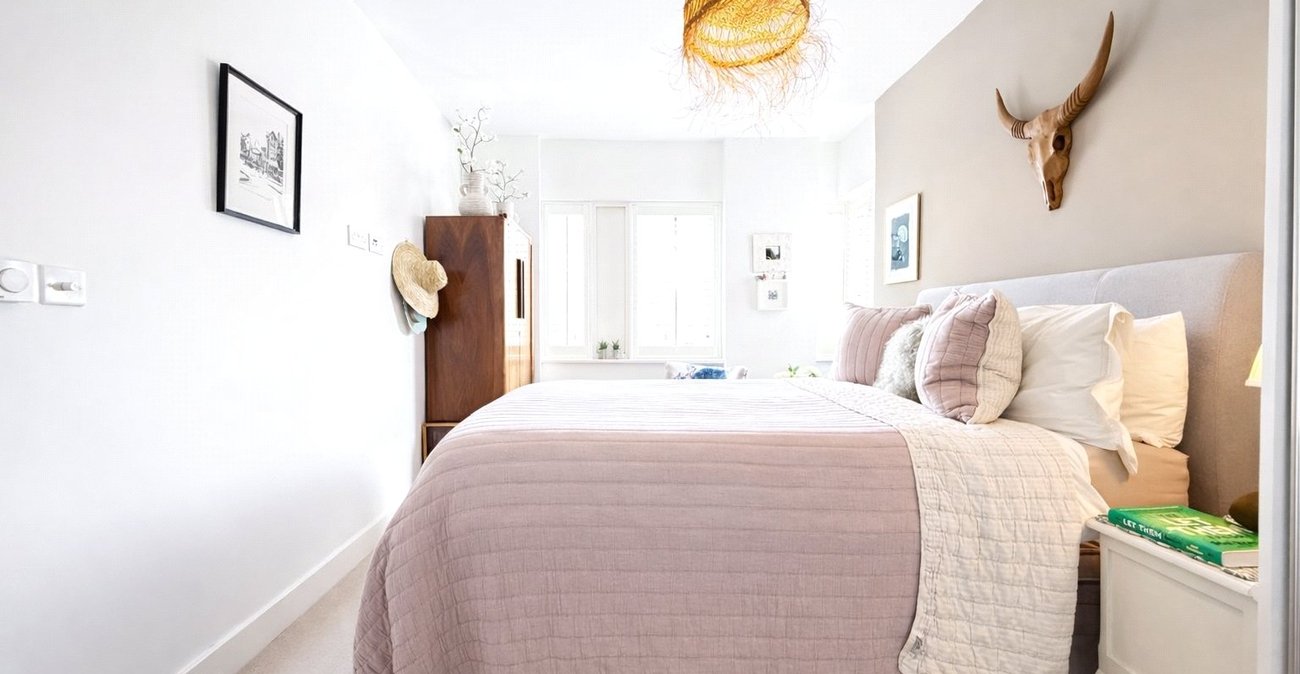 2 bedroom property for sale in London | Robinson Jackson