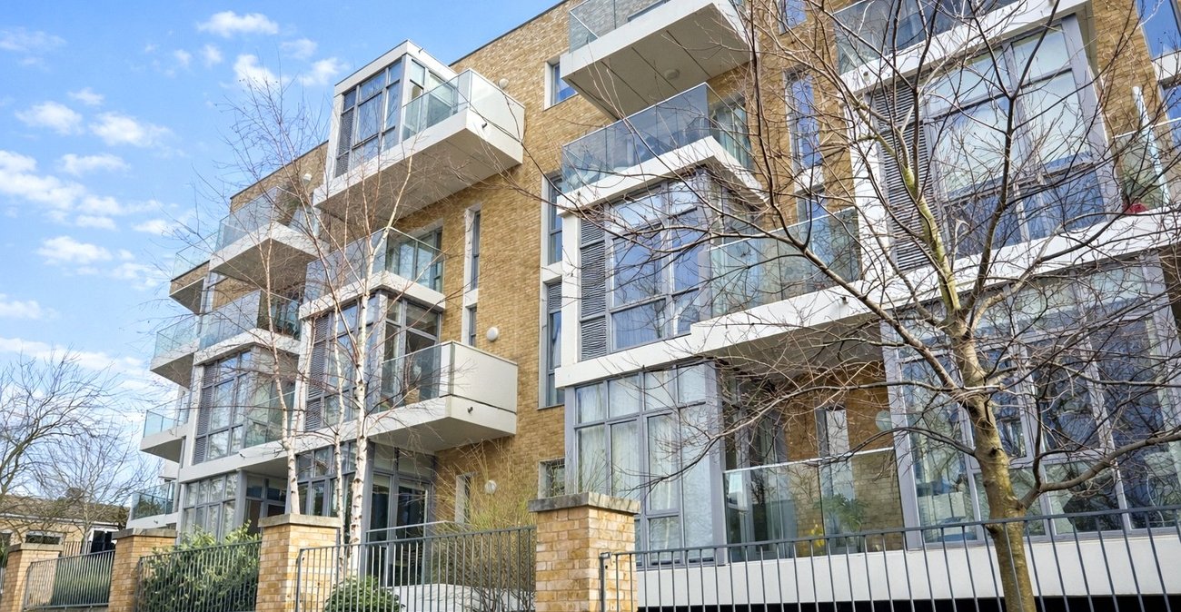 2 bedroom property for sale in London | Robinson Jackson