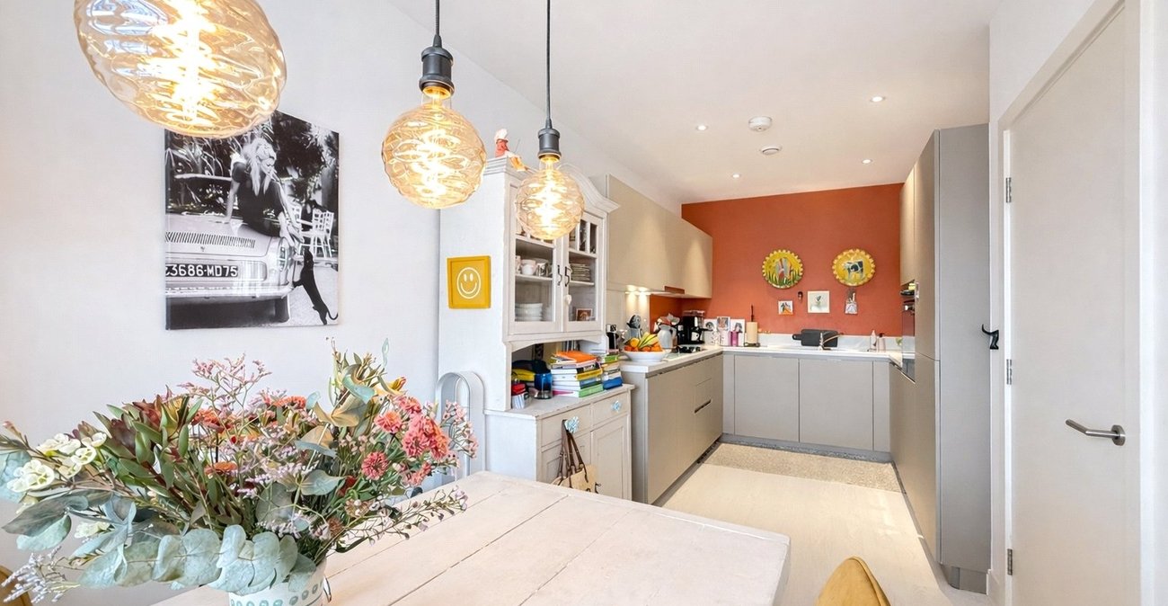 2 bedroom property for sale in London | Robinson Jackson