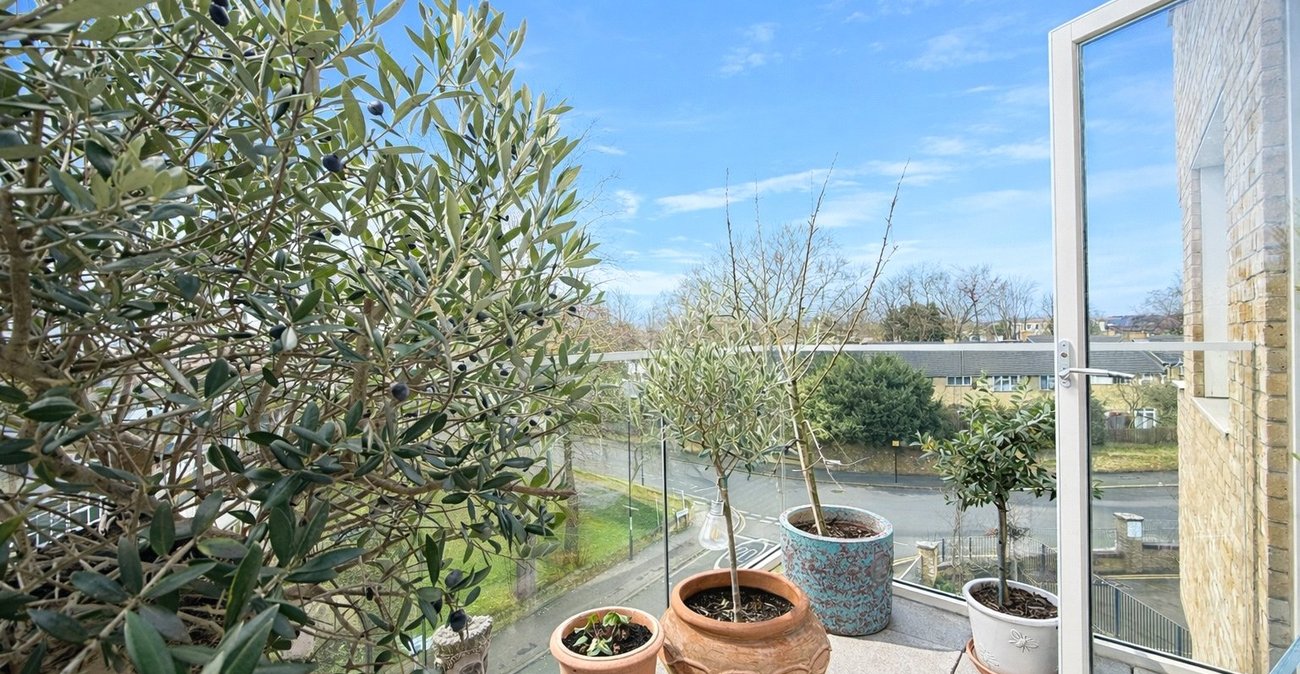 2 bedroom property for sale in London | Robinson Jackson