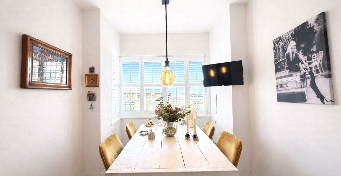 2 bedroom property for sale in London | Robinson Jackson