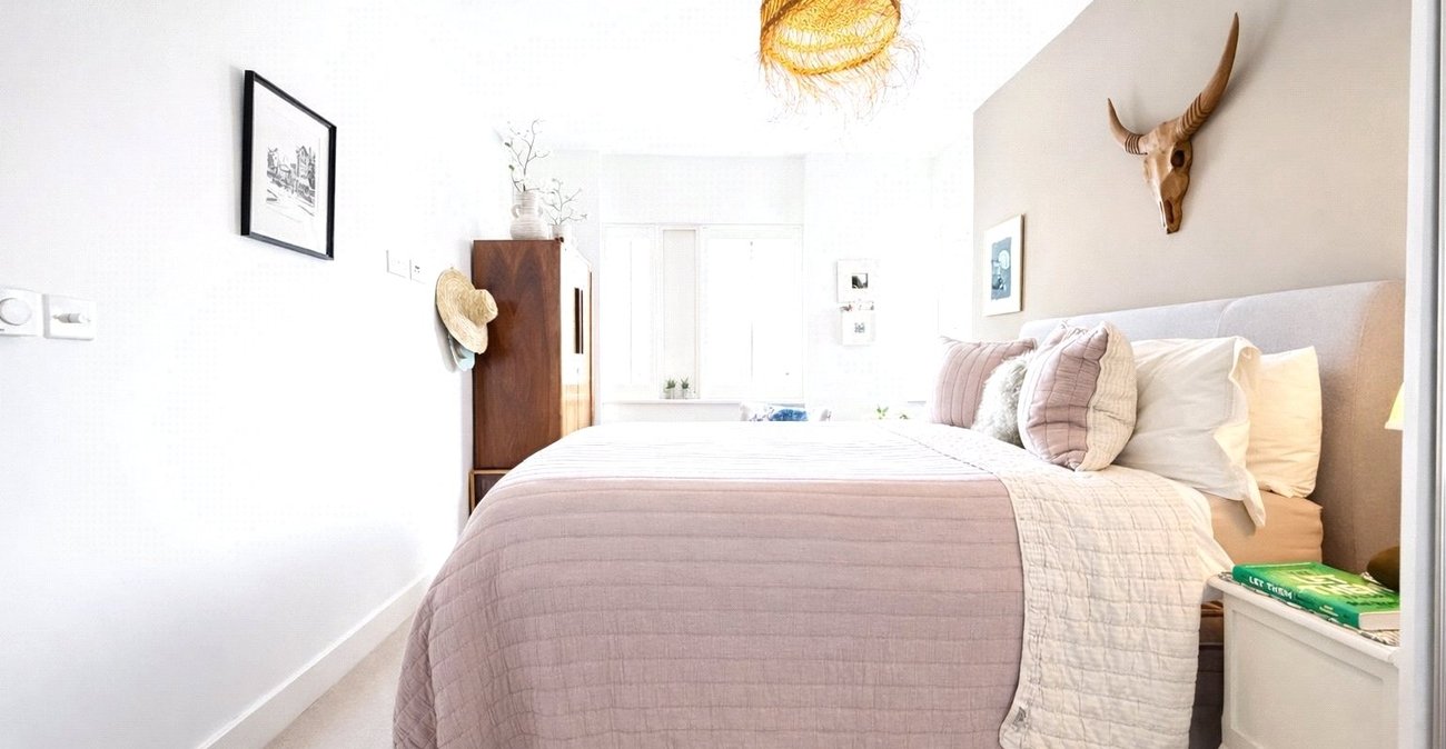 2 bedroom property for sale in London | Robinson Jackson