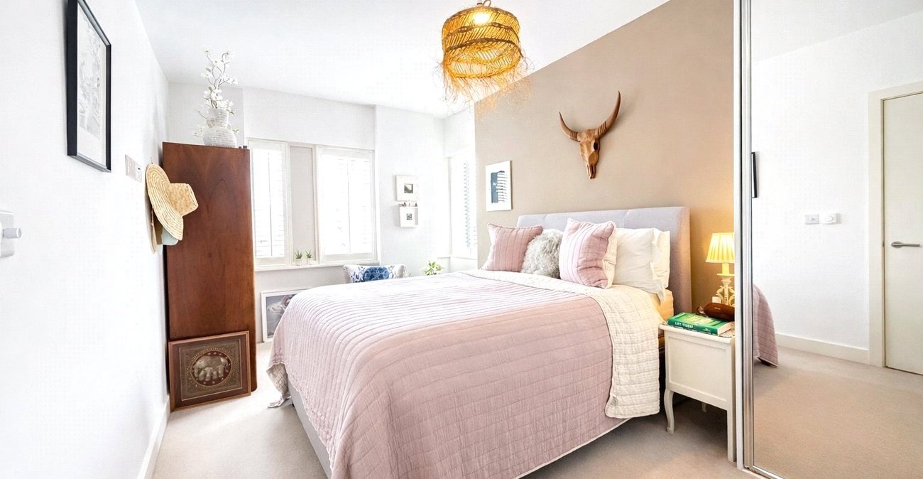 2 bedroom property for sale in London | Robinson Jackson