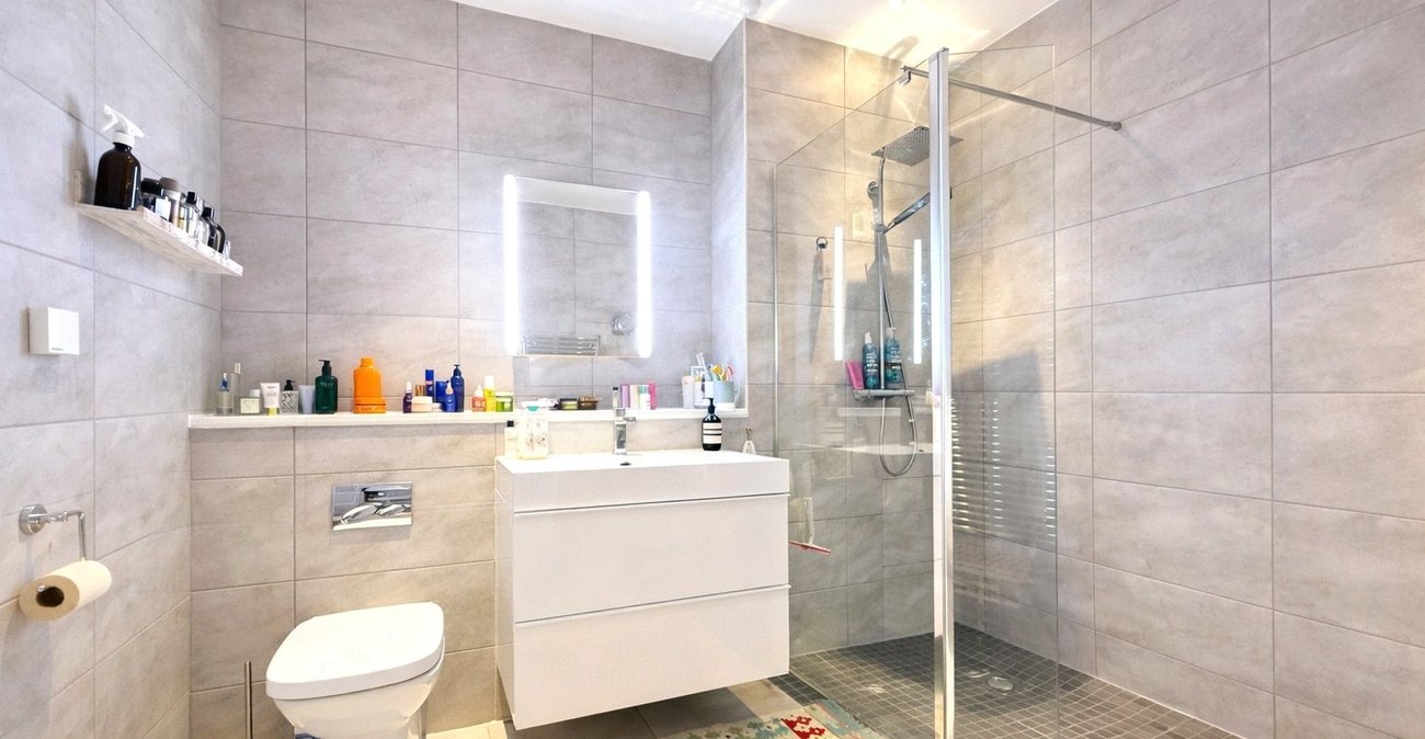 2 bedroom property for sale in London | Robinson Jackson