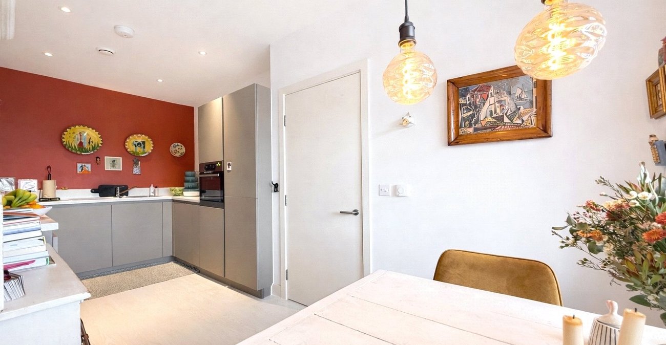 2 bedroom property for sale in London | Robinson Jackson