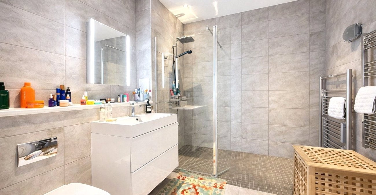 2 bedroom property for sale in London | Robinson Jackson