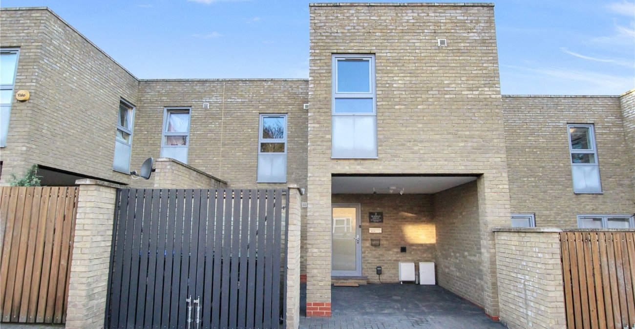 3 bedroom house for sale in London | Robinson Jackson