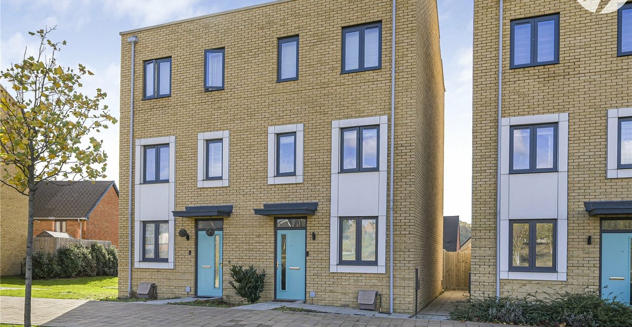 3 bedroom property for sale in Castle Hill | Robinson Jackson