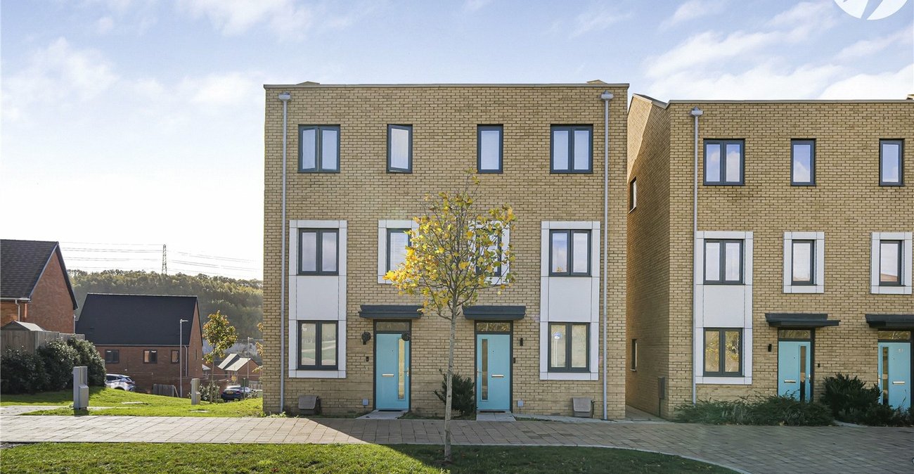 3 bedroom property for sale in Castle Hill | Robinson Jackson