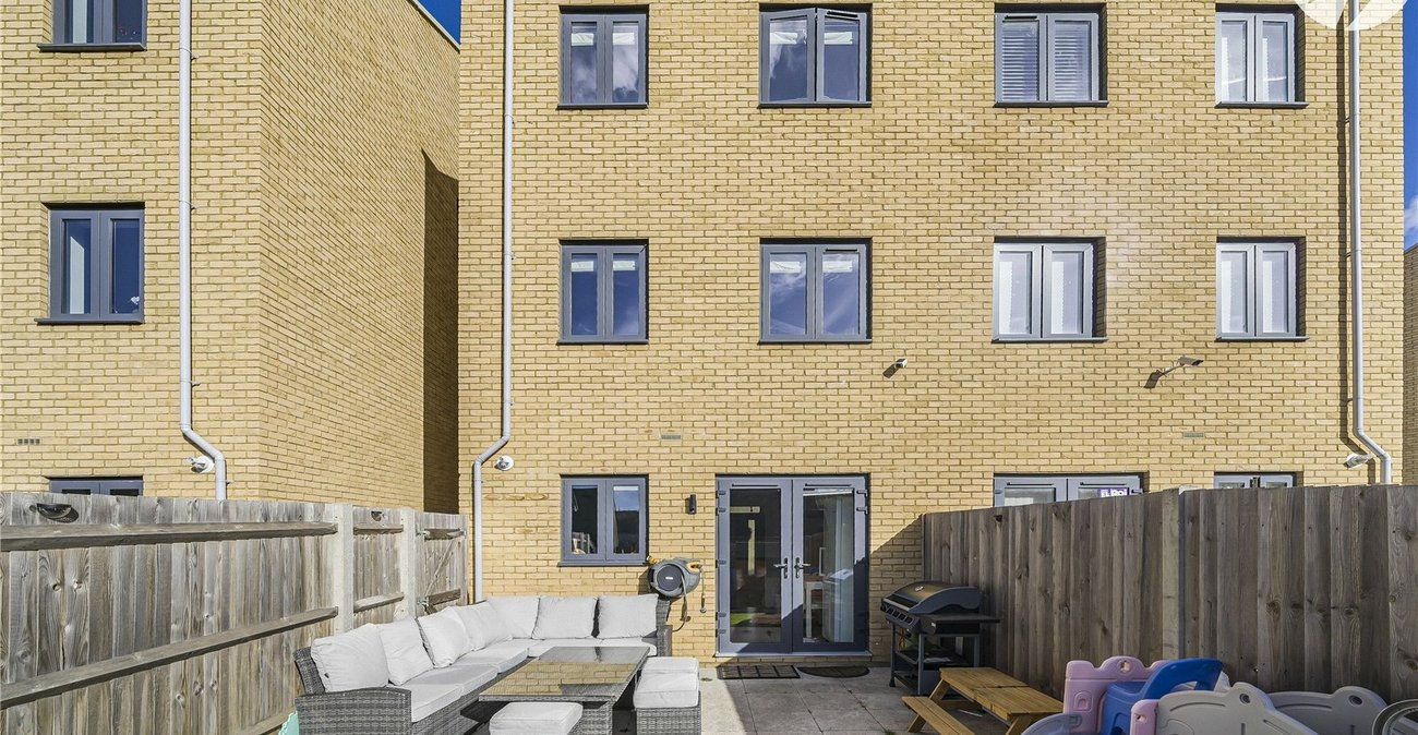 3 bedroom property for sale in Castle Hill | Robinson Jackson