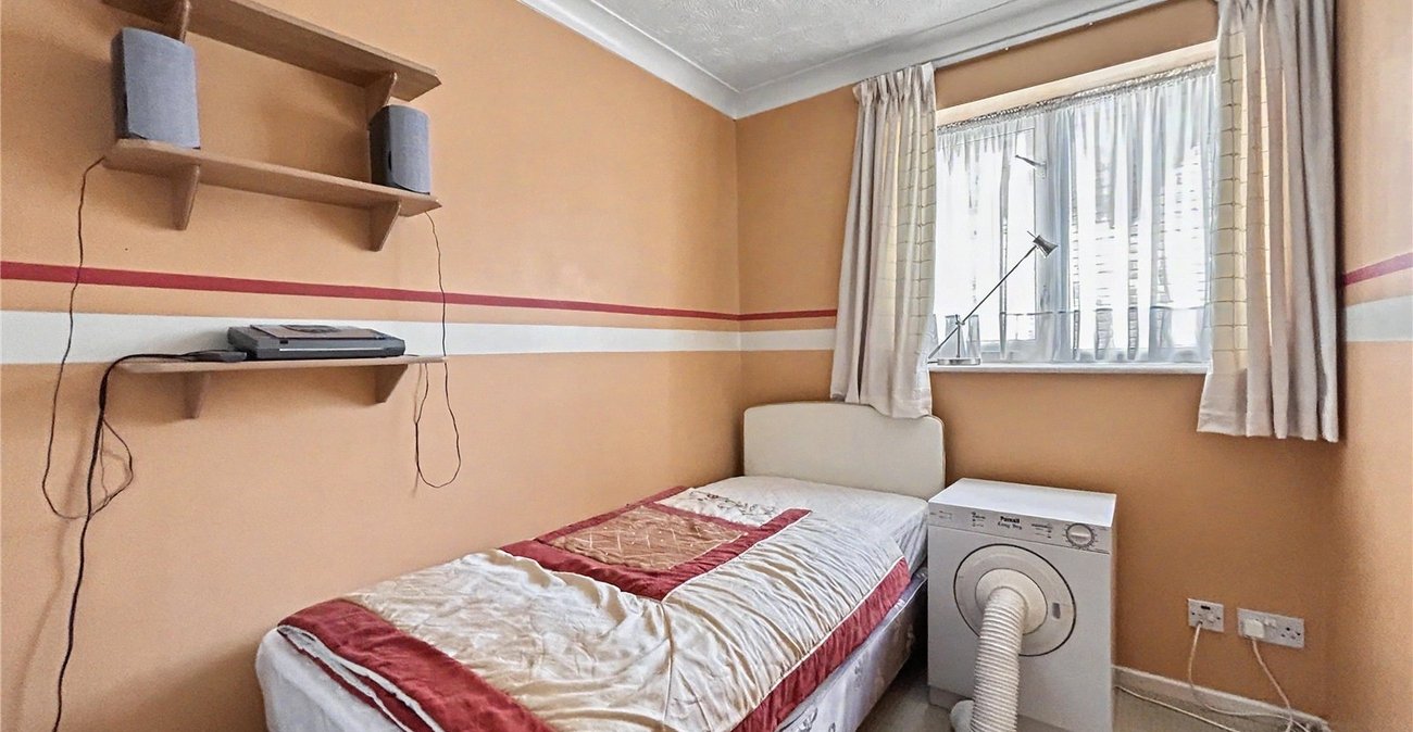 2 bedroom property for sale in Rainham | Robinson Michael & Jackson