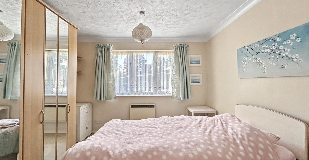 2 bedroom property for sale in Rainham | Robinson Michael & Jackson