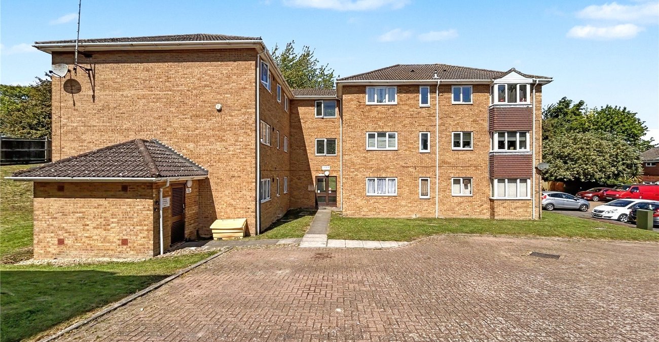 2 bedroom property for sale in Rainham | Robinson Michael & Jackson