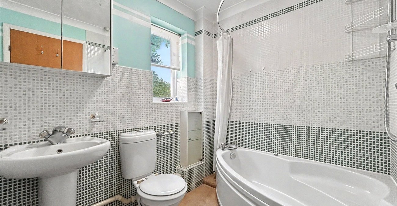2 bedroom property for sale in Rainham | Robinson Michael & Jackson