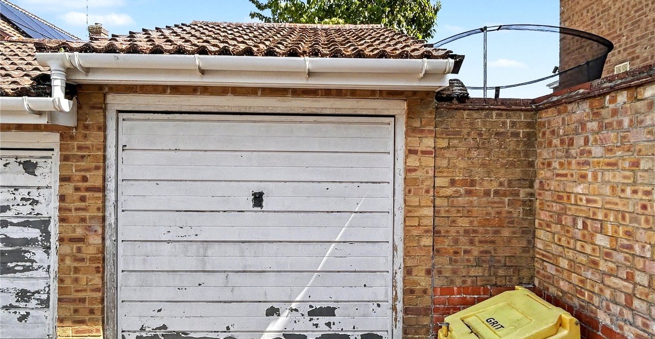 2 bedroom property for sale in Rainham | Robinson Michael & Jackson