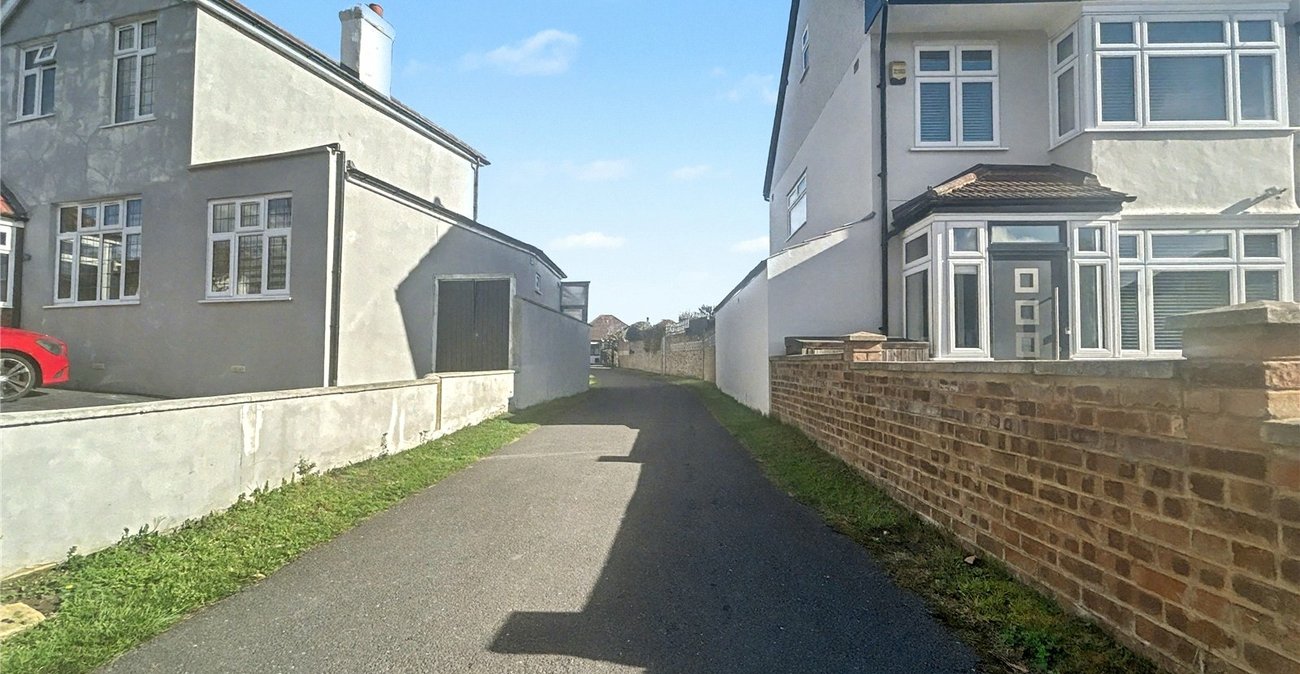 3 bedroom bungalow for sale in Sidcup | Robinson Jackson