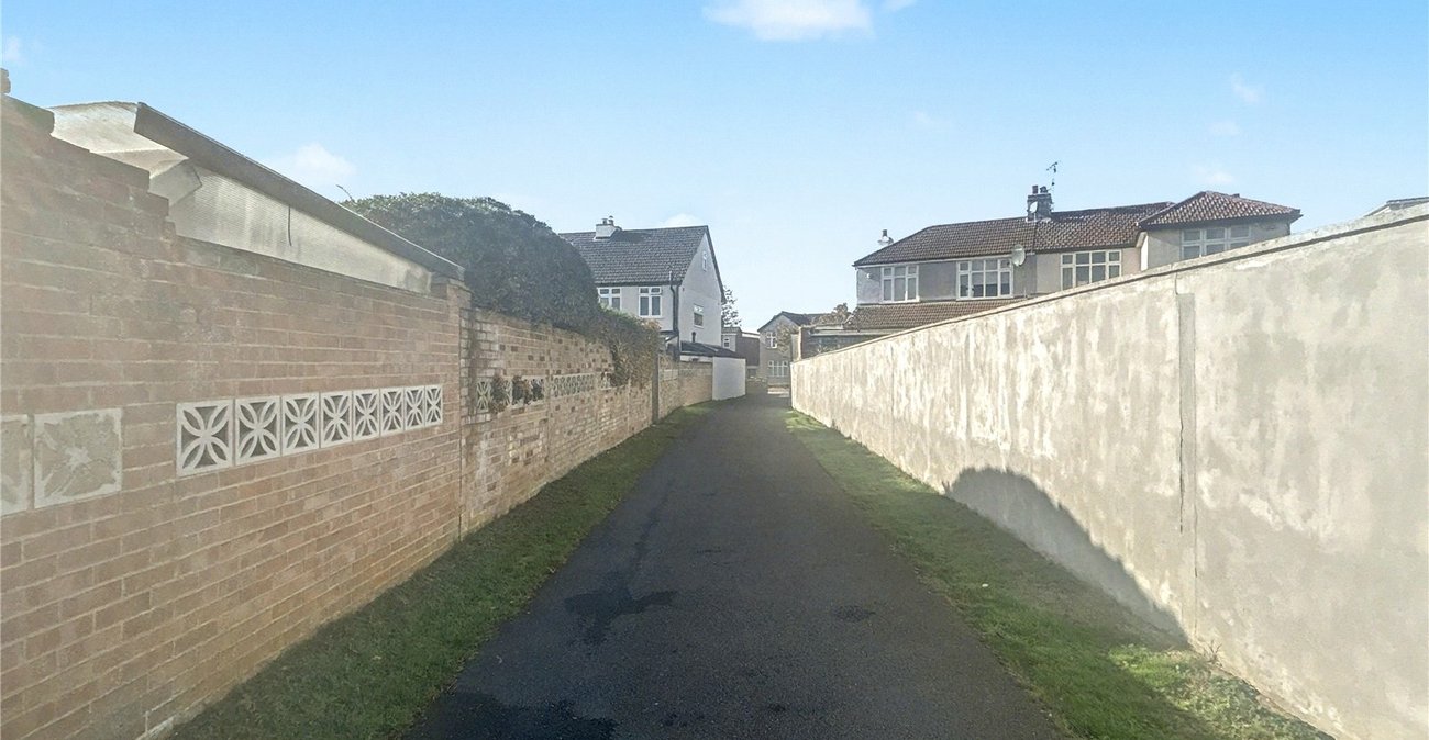 3 bedroom bungalow for sale in Sidcup | Robinson Jackson