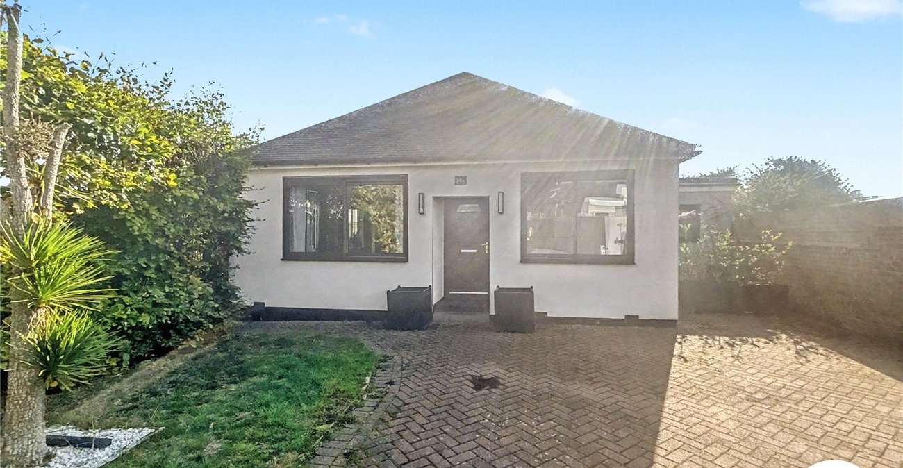 3 bedroom bungalow for sale in Sidcup | Robinson Jackson