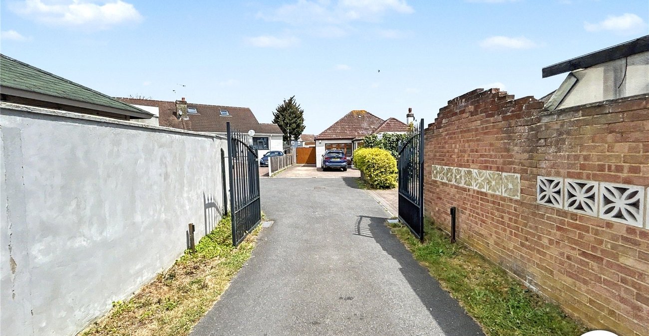 3 bedroom bungalow for sale in Sidcup | Robinson Jackson