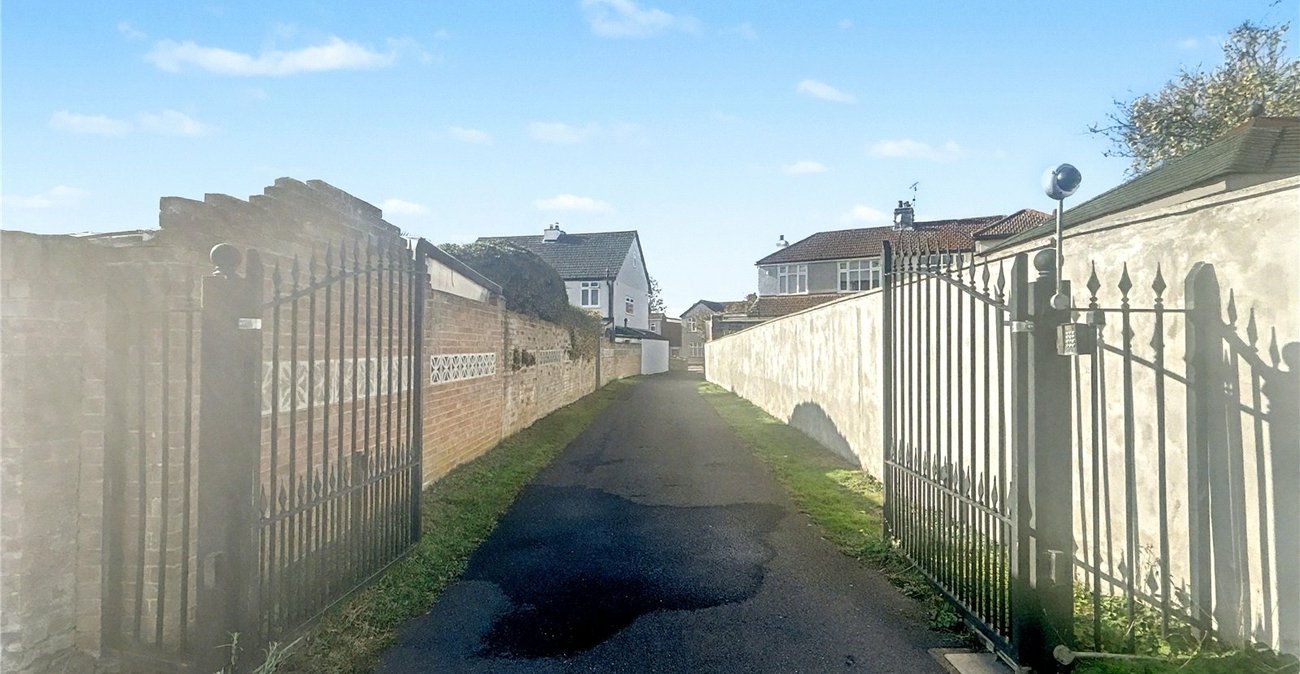 3 bedroom bungalow for sale in Sidcup | Robinson Jackson