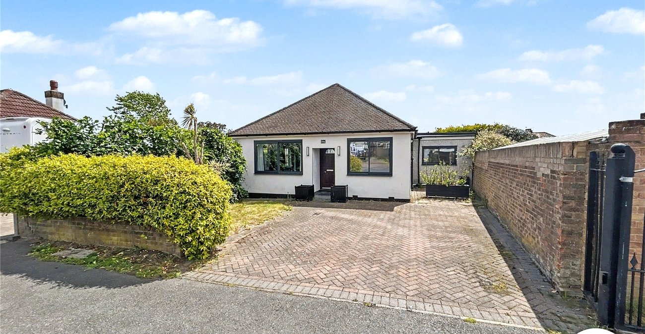 3 bedroom bungalow for sale in Sidcup | Robinson Jackson