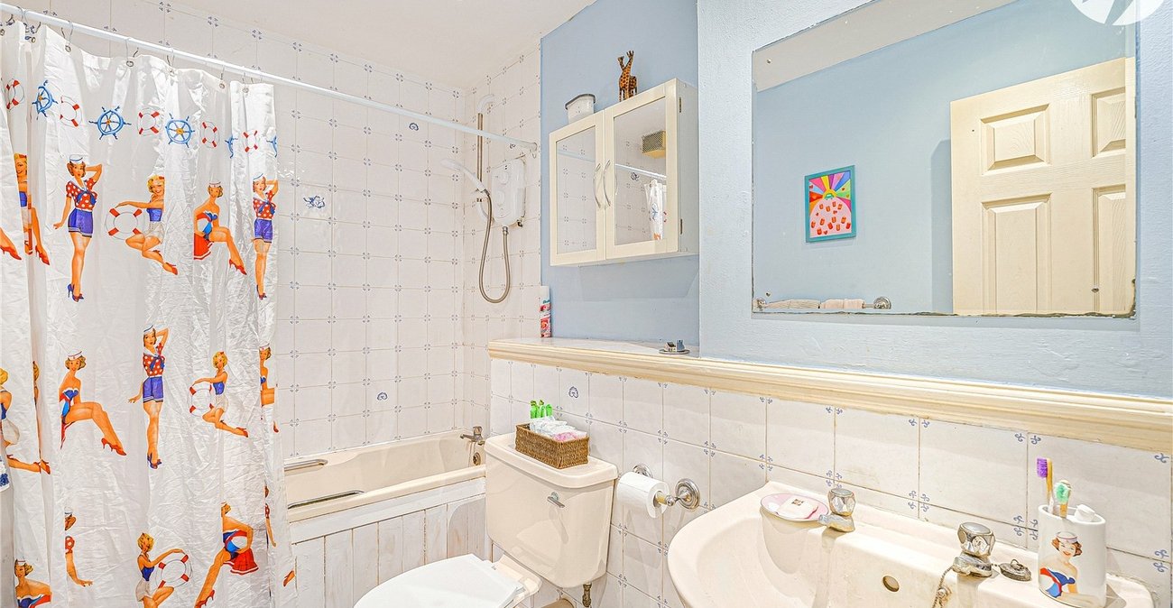 2 bedroom property for sale in Dartford | Robinson Jackson