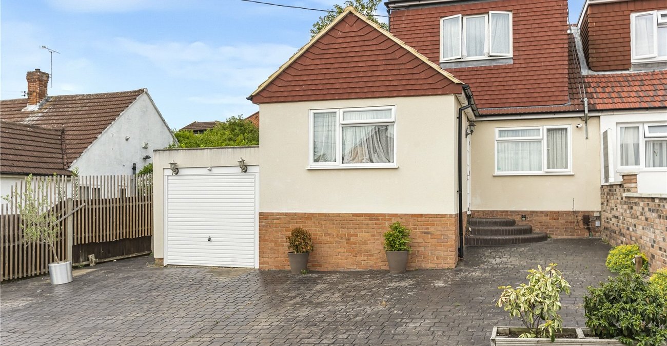 4 bedroom bungalow for sale in Hextable | Robinson Jackson