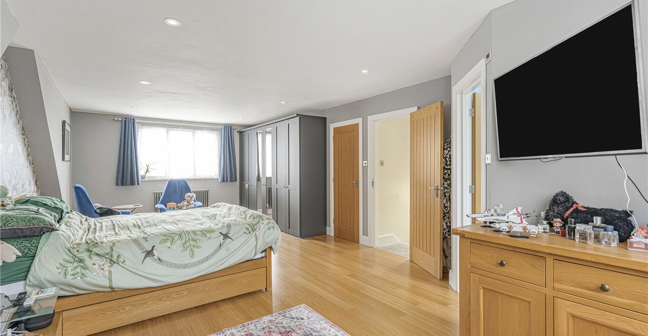 4 bedroom bungalow for sale in Hextable | Robinson Jackson