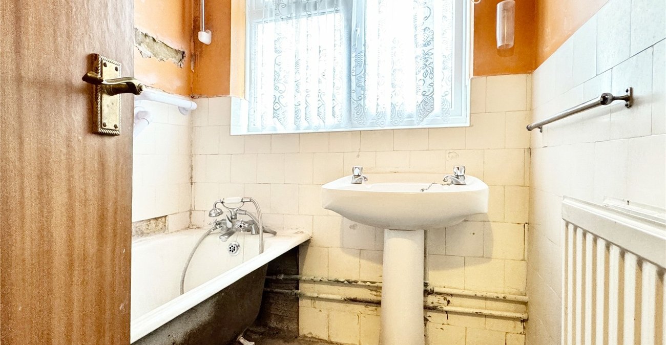 3 bedroom bungalow for sale in Hextable | Robinson Jackson