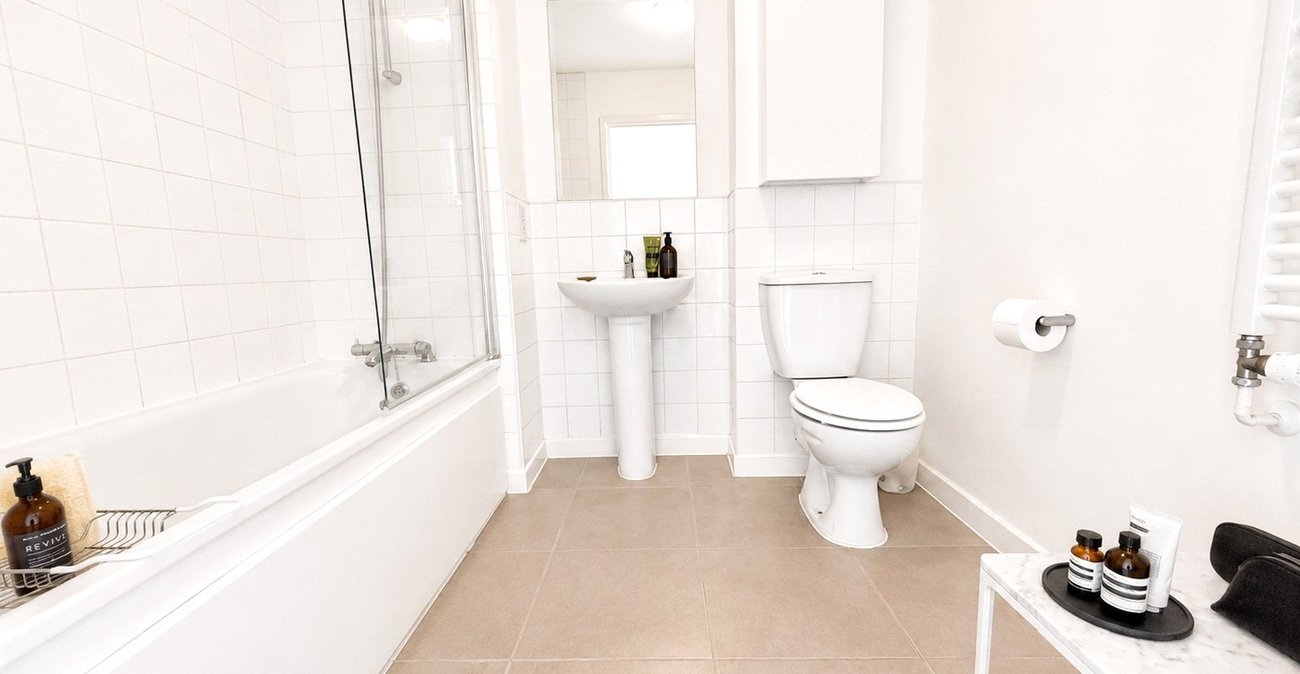 3 bedroom house for sale in London | Robinson Jackson