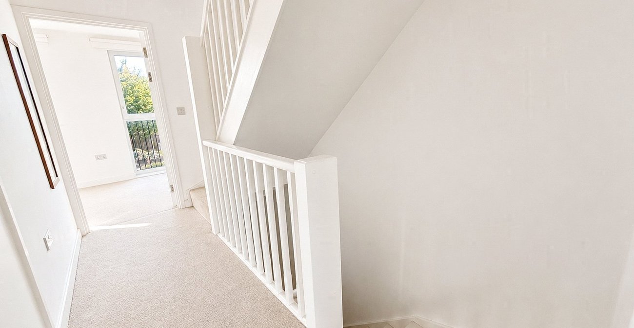3 bedroom house for sale in London | Robinson Jackson