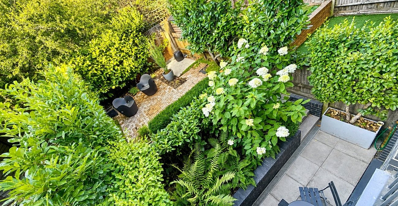 3 bedroom house for sale in London | Robinson Jackson