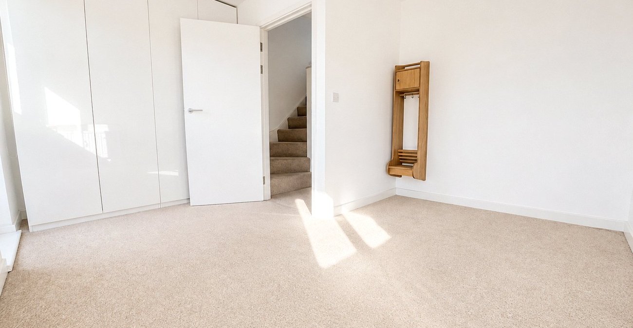 3 bedroom house for sale in London | Robinson Jackson