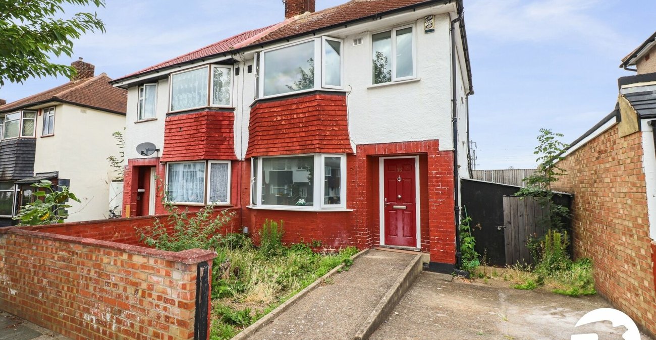 3 bedroom house for sale in London | Robinson Jackson
