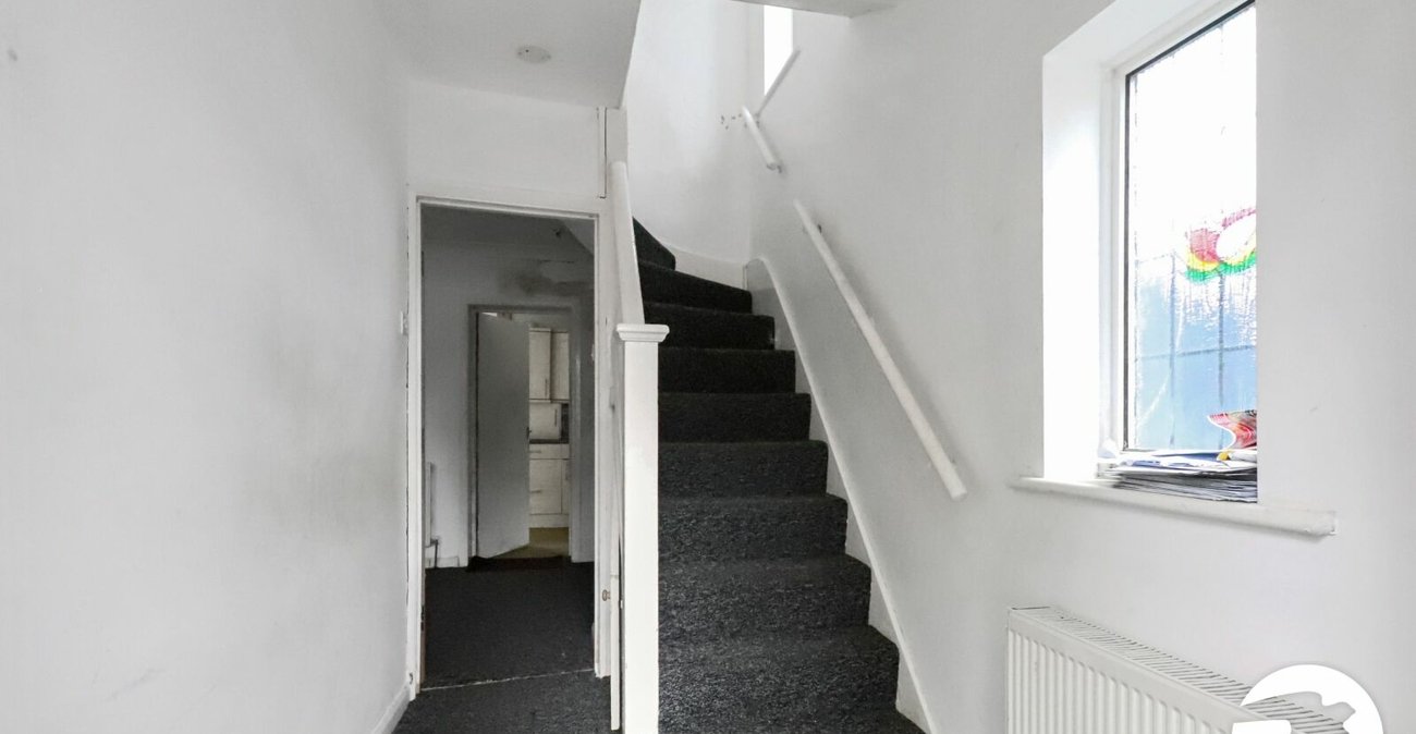 3 bedroom house for sale in London | Robinson Jackson