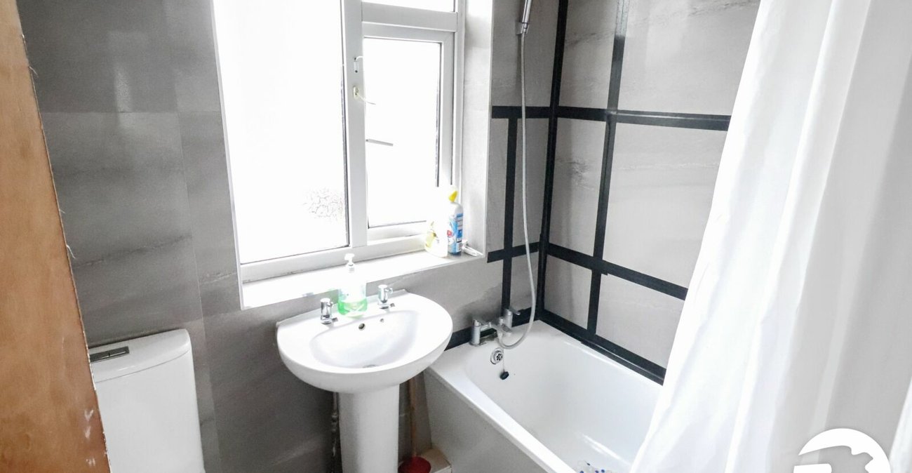 3 bedroom house for sale in London | Robinson Jackson