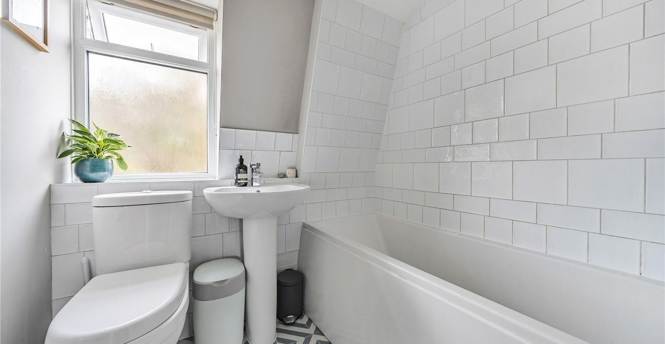 3 bedroom house for sale in London | Robinson Jackson